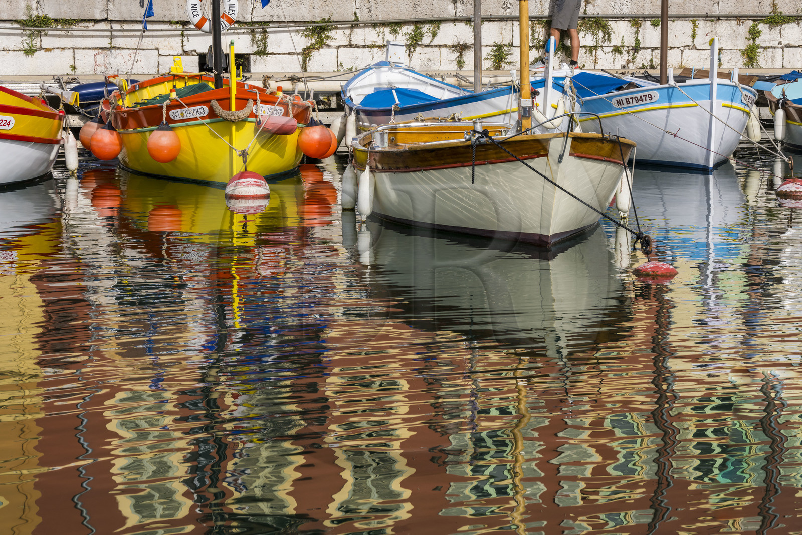 France, Alpes-Maritimes (06), Nice classée Patrimoine Mondial de l'UNESCO, le vieux port ou port Lympia, les pointus qui sont des bateaux de pêche traditionnels