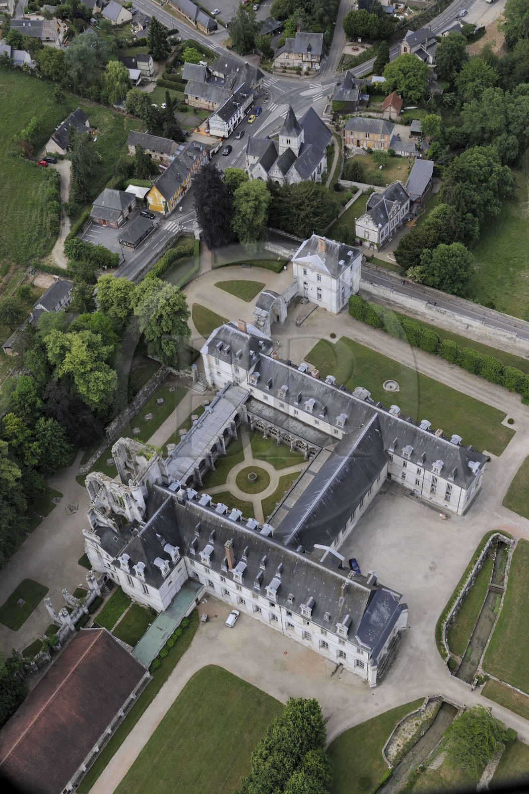 France, Seine-Maritime (76), Saint-Wandrille-Rançon, Abbaye de Saint-Wandrille, anciennement abbaye de Fontenelle, abbaye bénédictine fondée au VIIe siècle (vue aérienne)