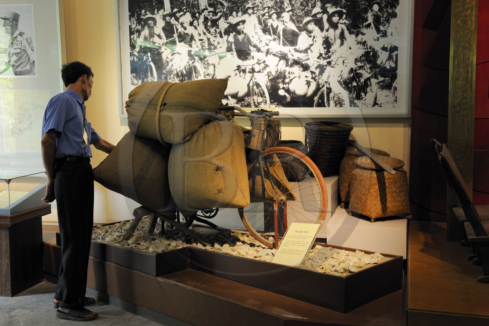 Vietnam, Hanoï, le musée de l'armée, transport de riz à vélo sur la piste Ho Chi Minh