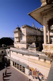 Inde, état du Rajasthan, Udaipur, le City Palace, la première cour, avec ses grandes fresques